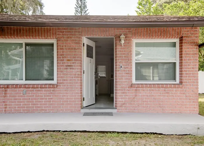 Charming 1-Bedroom Oasis In The Heart Of Downtown